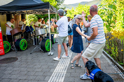 Band spielt am Tag der offenen Tür und die Leute tanzen.