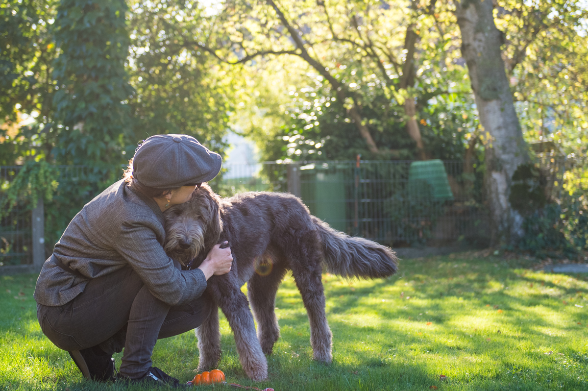 Führhundehalterin kuschelt mit ihrem Blidnenhund.