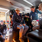 Klientinnen und Klienten im Feuerwehrauto