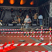Tim mit Schäferhund Ulany bei der Vorführung vor der Festivalbühne