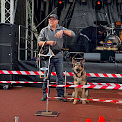 Tim mit Schäferhund Ulany bei der Vorführung vor der Festivalbühne