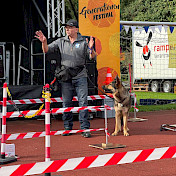 Tim erklärt, Ulany schaut interessiert.