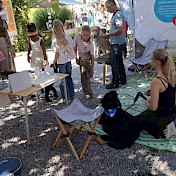 Junghunde- und Botschafterhundeteams informieren Interessierte.