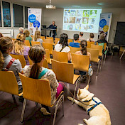 Gäste wie Hunde lauschen interessiert.