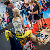 Yvonne ist auch am Stand und gibt interessierten Kindern Auskunft.